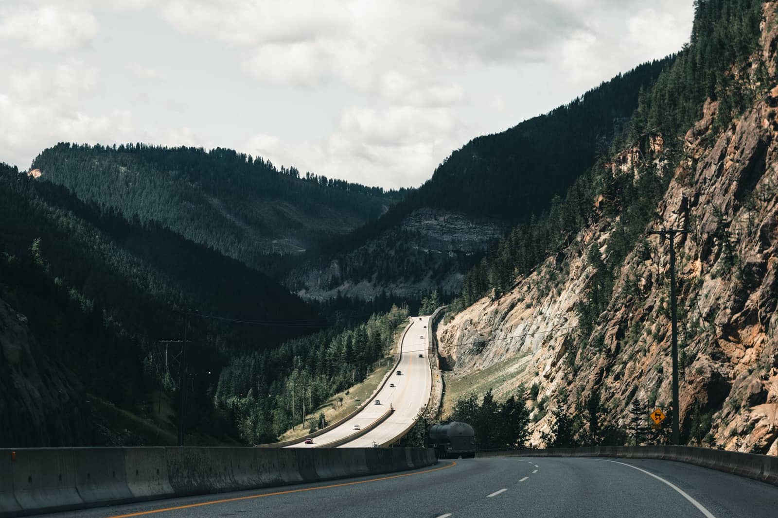 Road-trip voyage aux USA sur une route désertique de l'Ouest américain
