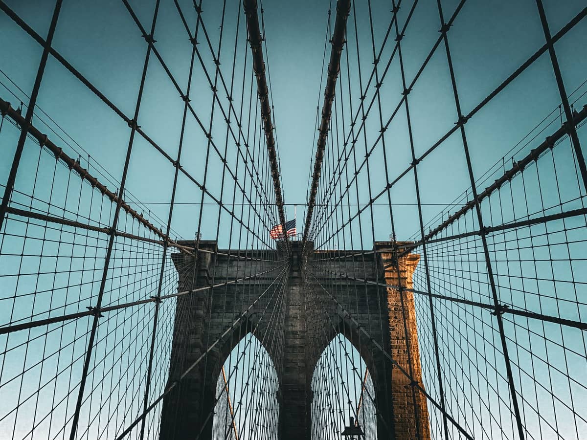 Vue du pont de Brooklyn traversé à pied lors d'un séjour à New York