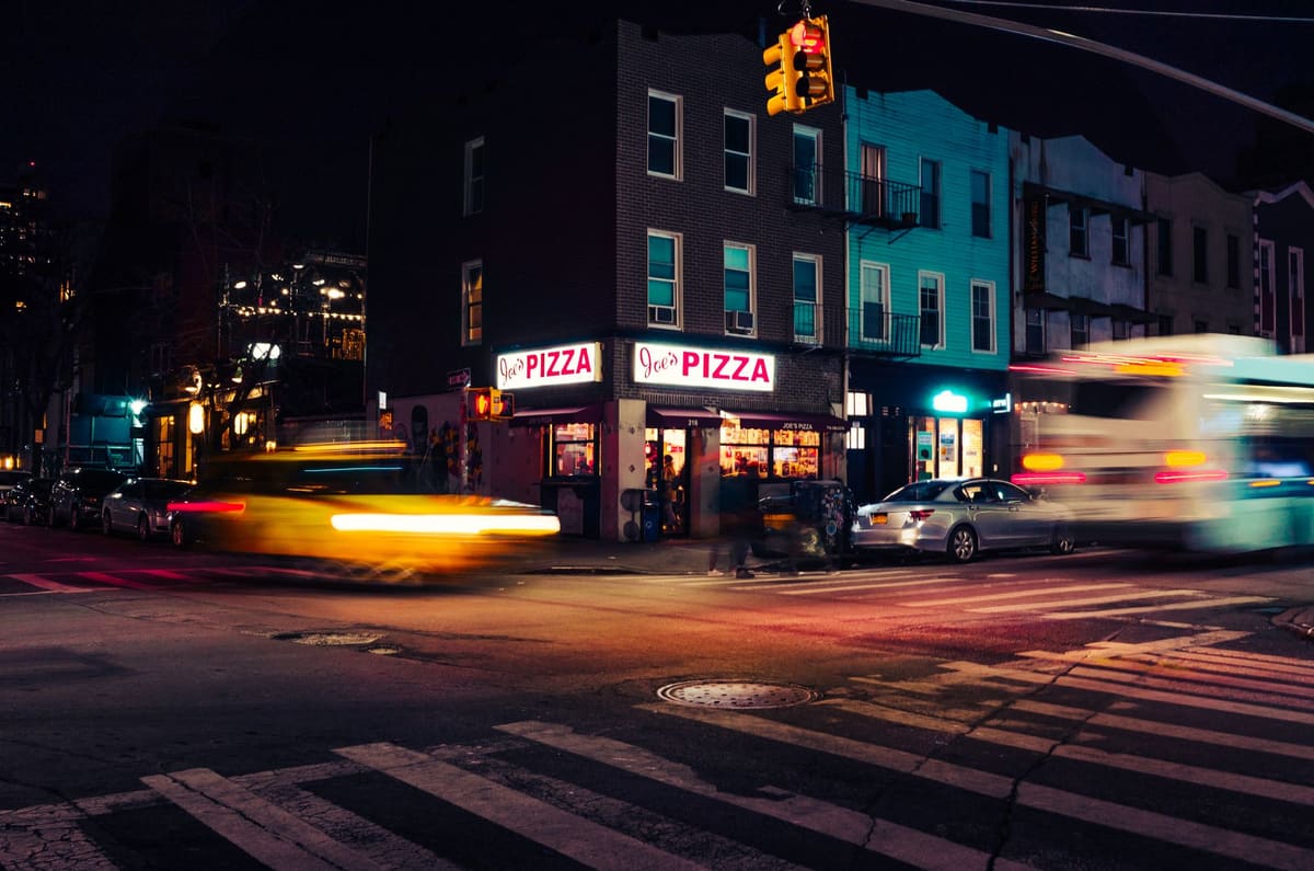 Part de pizza au dollar dans une pizzeria de quartier à Manhattan