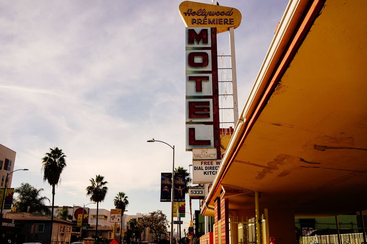 Motel économique typique le long d'une route américaine pour un voyage pas cher