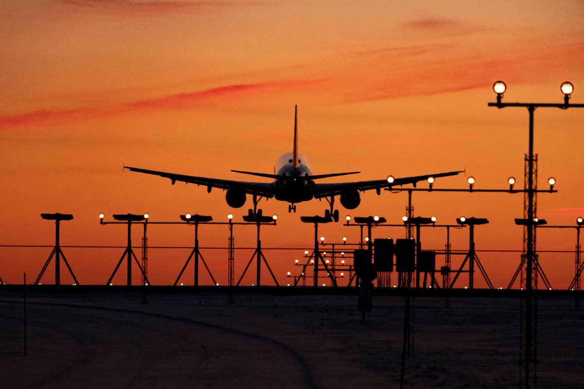 Avion de ligne domestique au décollage pour se déplacer aux USA sur les longues distances