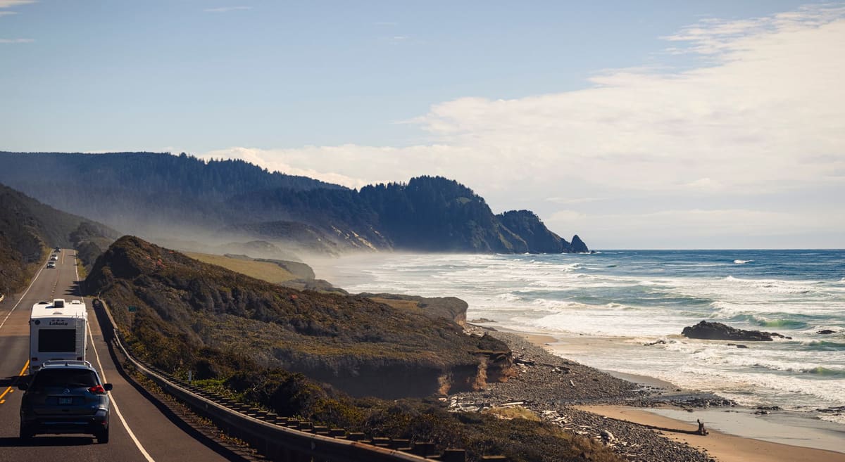 Voiture de location sur une autoroute des États-Unis pendant un road-trip